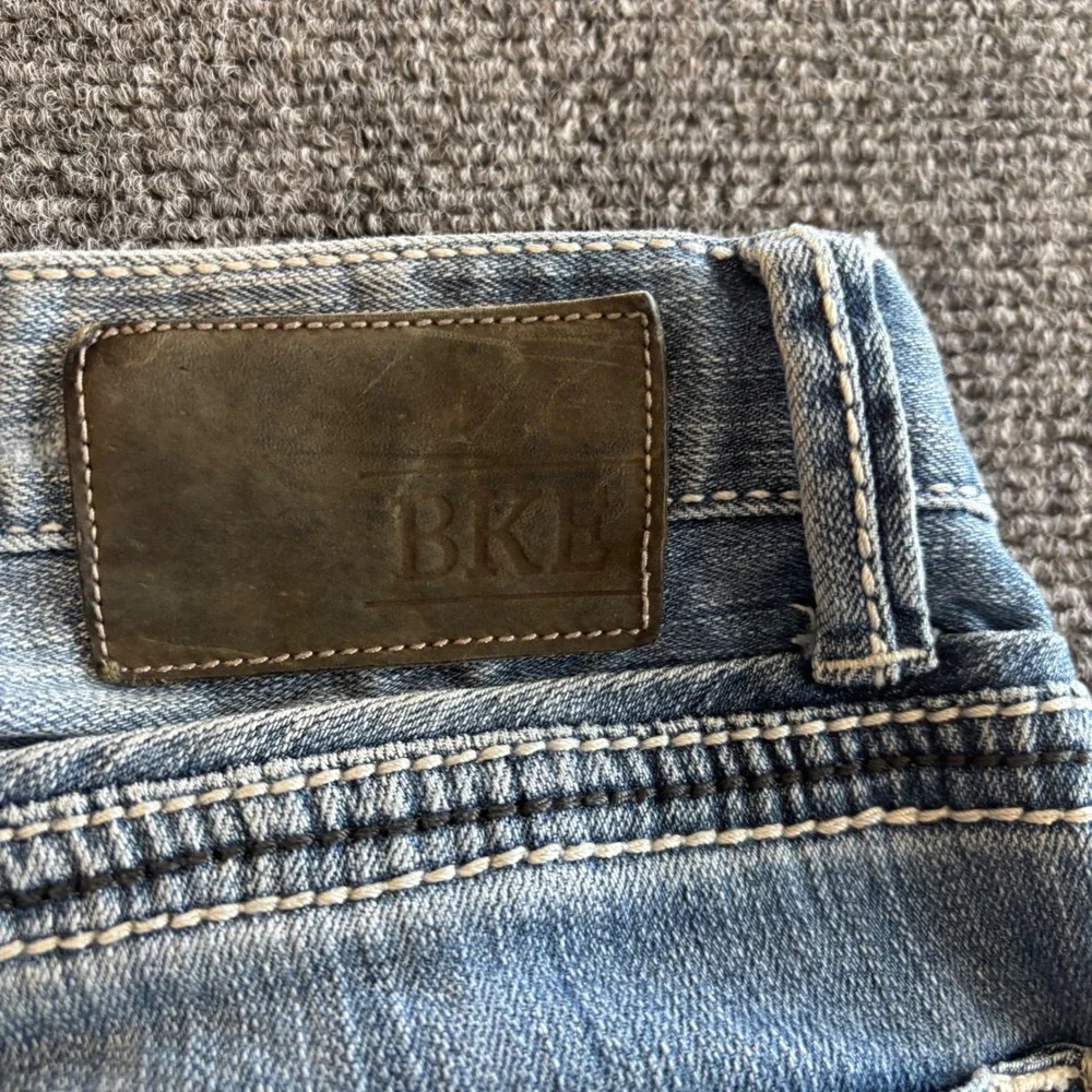 BKE Tyler Straight Leg Jeans Mens 29R Medium Wash Embroidered Heavy Stitch 29x30